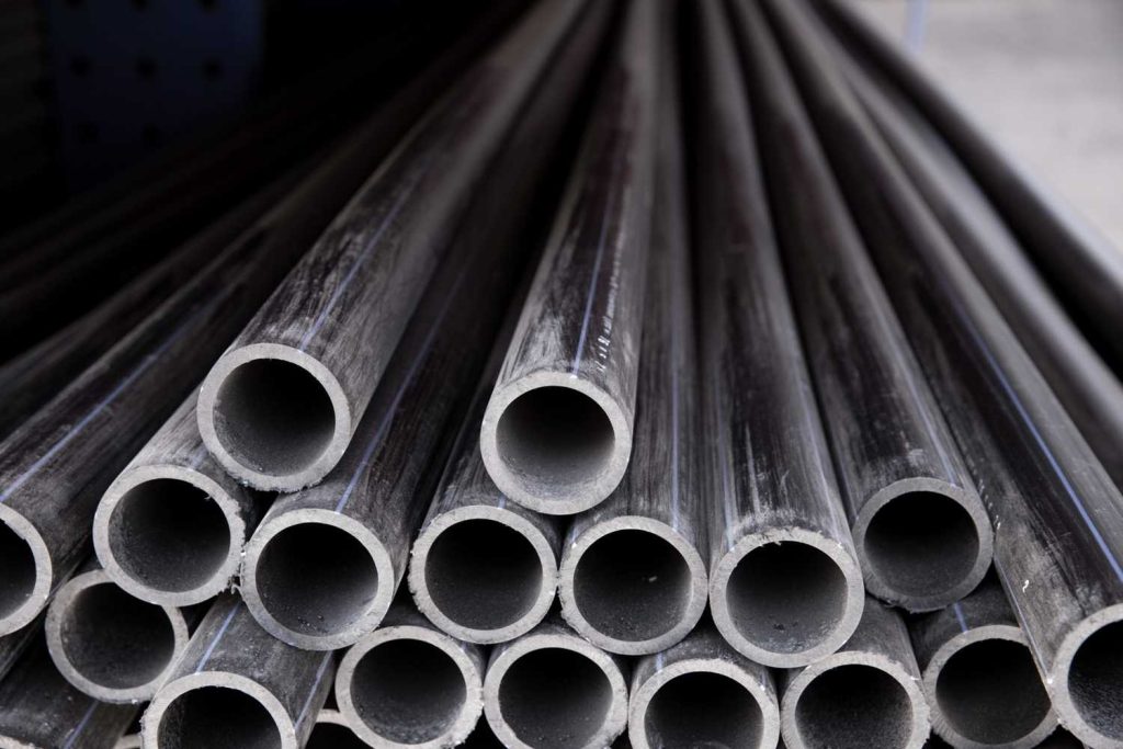 carbon-steel-vs-stainless-steel-pipes-key-differences